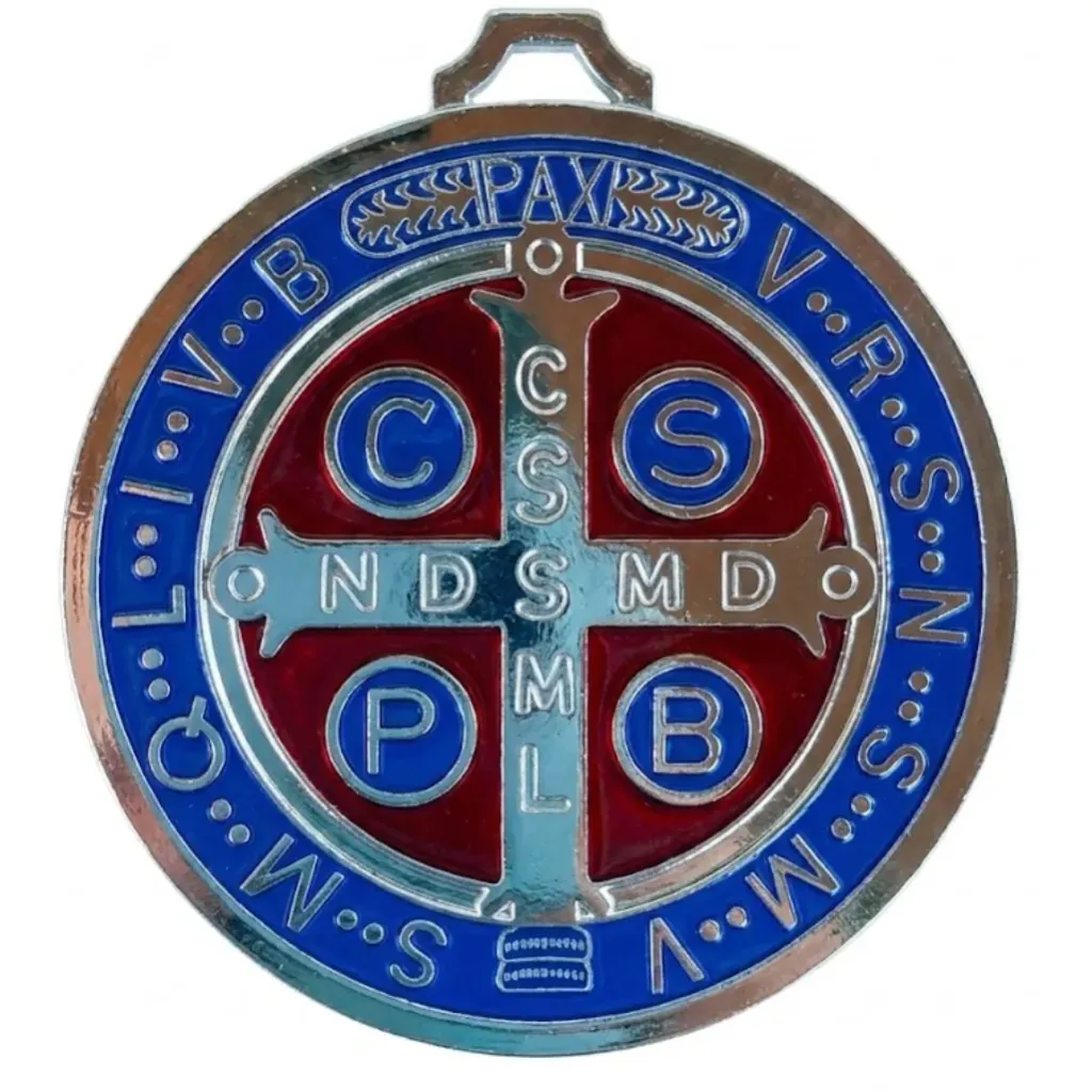 Medallón plateado de san Benito